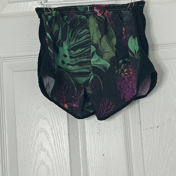 Nike tropical active shorts - Picture 2 of 2